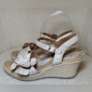 Born women’s sandals platform espadrilles flower cream gold thread ankle strap 7